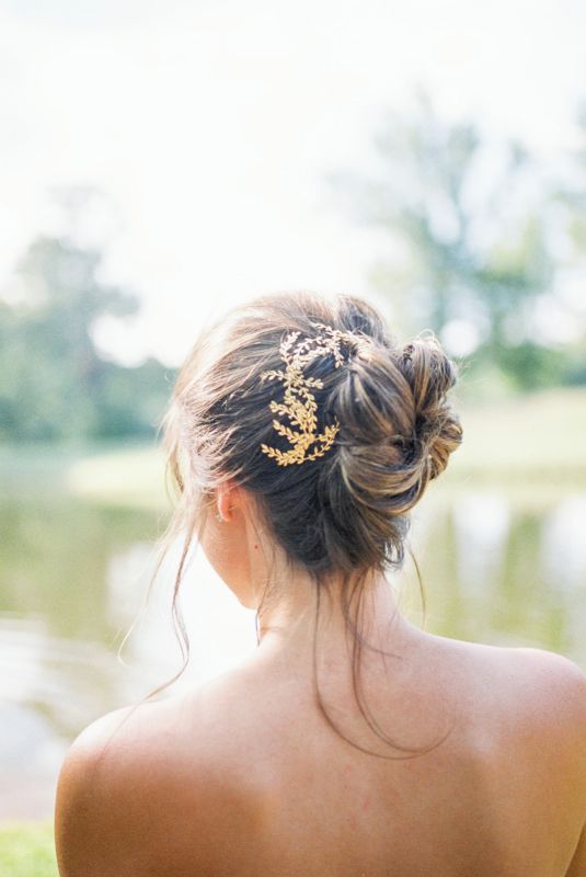 detalied shot of bridal hair and hair accessories